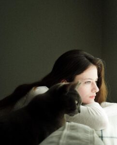 Mackenzie Foy Instagram - Looking out the window with Kida