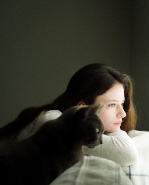Mackenzie Foy Instagram - Looking out the window with Kida