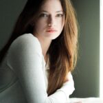 Mackenzie Foy Instagram - Looking out the window with Kida