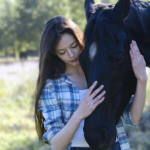 Mackenzie Foy Instagram - Black Beauty💕 #blackbeautymovie