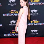 Mackenzie Foy Instagram - I seriously had the best time at the #thorragnarokpremiere the movie is fantastic! Styled by @jillandjordan 💜