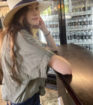 Mackenzie Foy Instagram - I have a new hat 😌