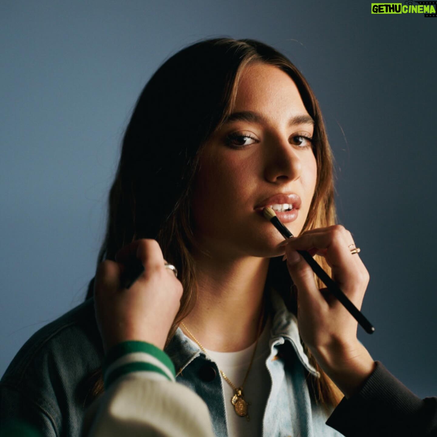 Mackenzie Ziegler Instagram - word vomit is out 💓💓 this song means the world to me. thank you @pariscarney and @bylenii for helping me share my heart to everyone. and my amazingggg creative directors @directedbymom and everyone else involved🤍 go streammmm !!!!