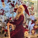 Madeleine Matar Instagram - بهالموسم الرائع المليان سحر، بتمنالكم ولأحبائكم عيد ميلاد مبارك، يملّي قلوبكن فرح، دفا وسعادة. خلّونا نتشارك هالنهار الحلو مع بعض بإبتسامات وذكريات تضل مرافقتنا كل حياتنا ❤️ Merry Christmas ❤️ #MadeleineMatar #مادلين_مطر #فرح_العيد #مادلين_مطر_فرح_العيد 📸 @elieabouantounn 💄 @eliefares.beauty
