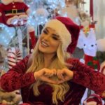 Madeleine Matar Instagram - ما في إلّا كلمات الامتنان لتعليقاتكم الرائعة! مبسوطة انه أغنية #فرح_العيد وصلت لقلوب الجميع. شكراً من القلب على محبتكم ودعمكم الدائم. انتوا جزء من هالفرحة! 🌟❤️ وبهالمناسبة، بتمنالكم عيد ميلاد مجيد وأيام مليئة بالسعادة والحب 🙏🏻 بحبكن ❤️ Dressed by @eliefares.hautecouture Photography & Videography @elieabouantounn #مادلين_مطر #MadeleineMatar #فرح_العيد #FarahElEid