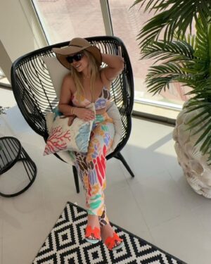 Madeleine Matar Instagram - Tropical chic is my summer pick! 🌺👒 
#MadeleineMatar #مادلين_مطر
في ضيافة الحبيبة @rababalnuaimi