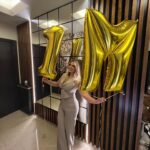 Madeleine Matar Instagram - شكراً إلكن جميعا على محبتكم ودعمكم الدائم، كانت رحلة رائعة ومليانة تحدّيات، خلونا نستمر يا اصحابي ببناء مجتمعنا الخاص والفريد، ونتشارك سوا أحلى اللحظات ❤ #1MillionOnInstagram #مادلين_مطر #MadeleineMatar