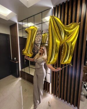 Madeleine Matar Instagram - شكراً إلكن جميعا على محبتكم ودعمكم الدائم، كانت رحلة رائعة ومليانة تحدّيات، خلونا نستمر يا اصحابي ببناء مجتمعنا الخاص والفريد، ونتشارك سوا أحلى اللحظات ❤
#1MillionOnInstagram
#مادلين_مطر 
#MadeleineMatar