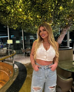 Madeleine Matar Instagram - Happy Weekend Lovers ❤️ 
شو مشاريعكن؟
-
 #GirlyClass #MadeleineMatar #مادلين_مطر #GirlyGlam #ClassyChic #EleganceDefined #FemininePower #CharmAndGrace #SophisticatedStyle