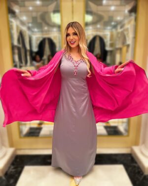 Madeleine Matar Instagram - بداية أسبوع جديدة، فرصة جديدة لتحقيق الأهداف! كيف كان يوم الاثنين يا حلوين؟ 💖 
#MadeleineMatar 
#مادلين_مطر