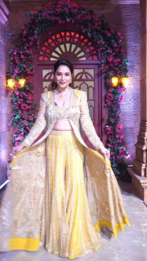Madhuri Dixit Instagram - oh soneya 💗💗💗 

#wednesday #wednesdayvibes #trendingsong #dancereels #reelsinstagram #explore #fyp #trendingdance
