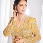 Madhuri Dixit Instagram – Bringing my own ray of sunshine ☀️🌷 

#monday #mondaymood #dancedeewane #photooftheday #photoshoot