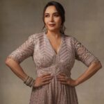 Madhuri Dixit Instagram – When she stands tall, the world listens! 

#monday #powerpose #dancedeewane #mondaymotivation #photoshoot #photooftheday
