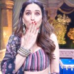 Madhuri Dixit Instagram - Useless Bhavra 🫶🏻 #friyay #reels #reelsinstagram #trendingreels #trendingdances #explore #fyp