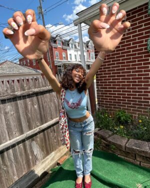 Madison Reyes Instagram - New nails 💅@ronellysnailsart 
Top and shoes @shopcider 
P.s need to start working on this backyard ASAP
