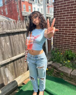 Madison Reyes Instagram - New nails 💅@ronellysnailsart 
Top and shoes @shopcider 
P.s need to start working on this backyard ASAP