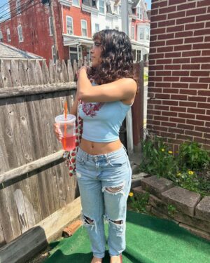 Madison Reyes Instagram - New nails 💅@ronellysnailsart 
Top and shoes @shopcider 
P.s need to start working on this backyard ASAP