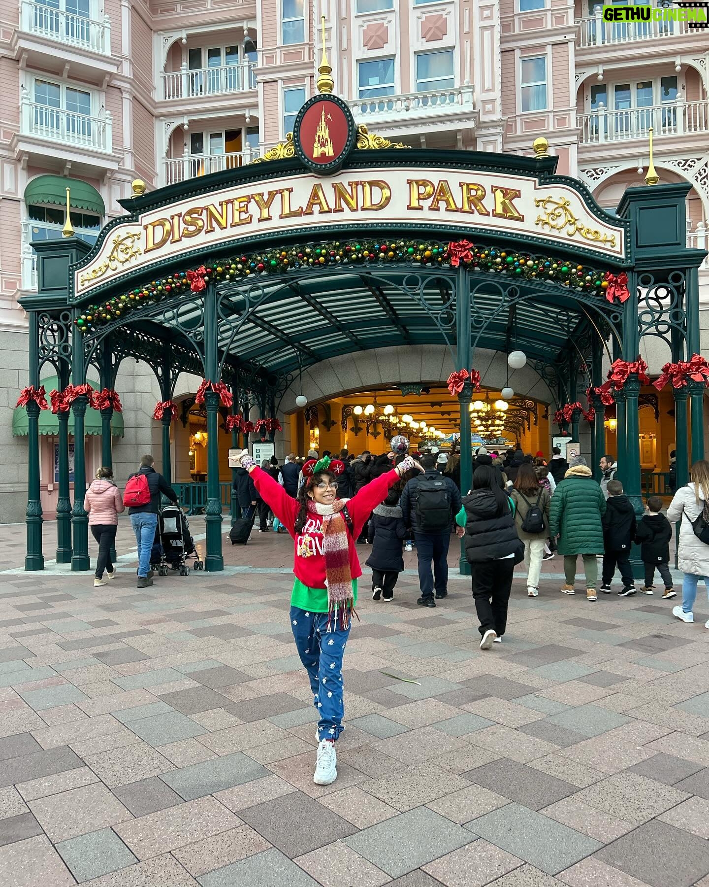 Madison Reyes Instagram - ALL I WANTED TO SEE WAS WALL·E , this feed is Madi being so happy just seeing these statues ahhhhhh and then Madi at Disney lollll and then Madi asleep at the bus station waiting for the shuttle to go back to the hotel cuz the day was insane lollll and she only had 3 hours of sleep