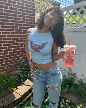 Madison Reyes Instagram - New nails 💅@ronellysnailsart 
Top and shoes @shopcider 
P.s need to start working on this backyard ASAP
