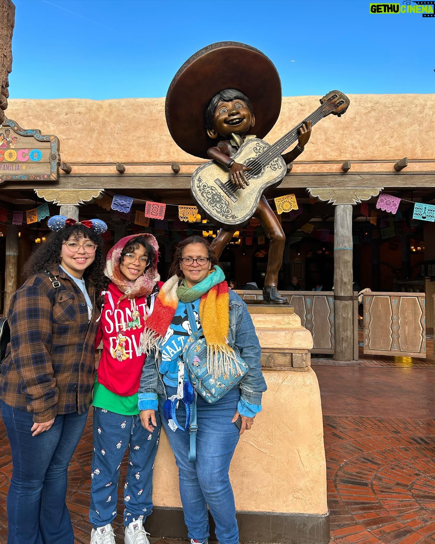 Madison Reyes Instagram - Be prepared to see a bunch of DisneyLand Park photos haha I get most of my happiness in life from making these people happy and creating moments with these humans who love and know me the most !!! 🥹🥹 like aunt Shelly said “you have a beautiful family” #disneylandparkparis