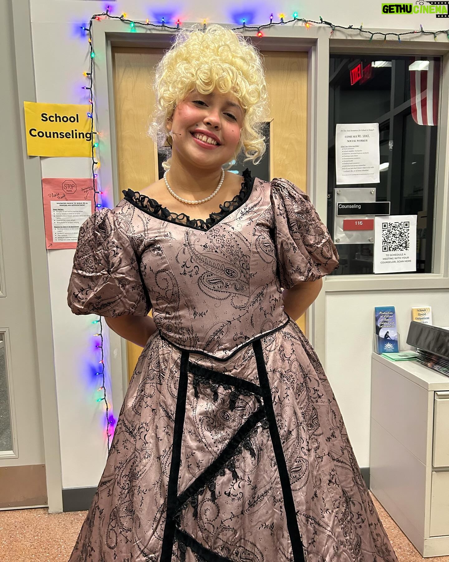 Madison Reyes Instagram - Megan, my little star, it’s been a week since her first main stage production for school for scandal and she ateeee so proud of my little sister 🥹🩷