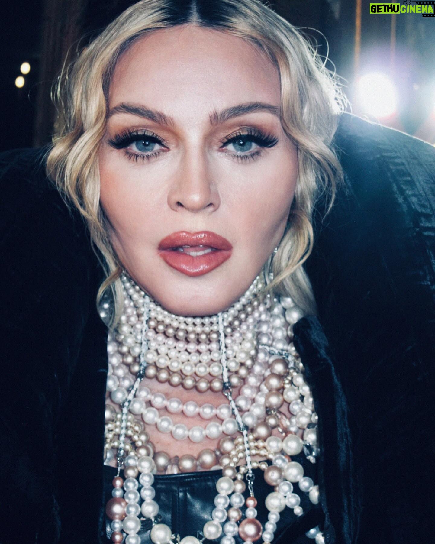 Madonna Instagram - Safada is coming to Rio 🇧🇷💛🇧🇷💛