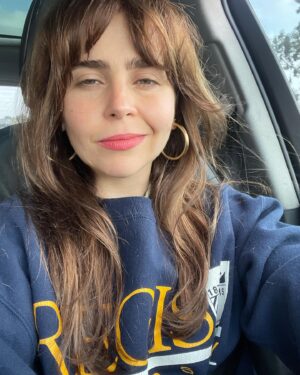 Mae Whitman Instagram - ummmmm it’s called a winter hair reveal you should try it sometime 🙄💅😏

✂️: @cervandohair 
🎨: @danielle_c_russell 
💄: @juliehewettla duh