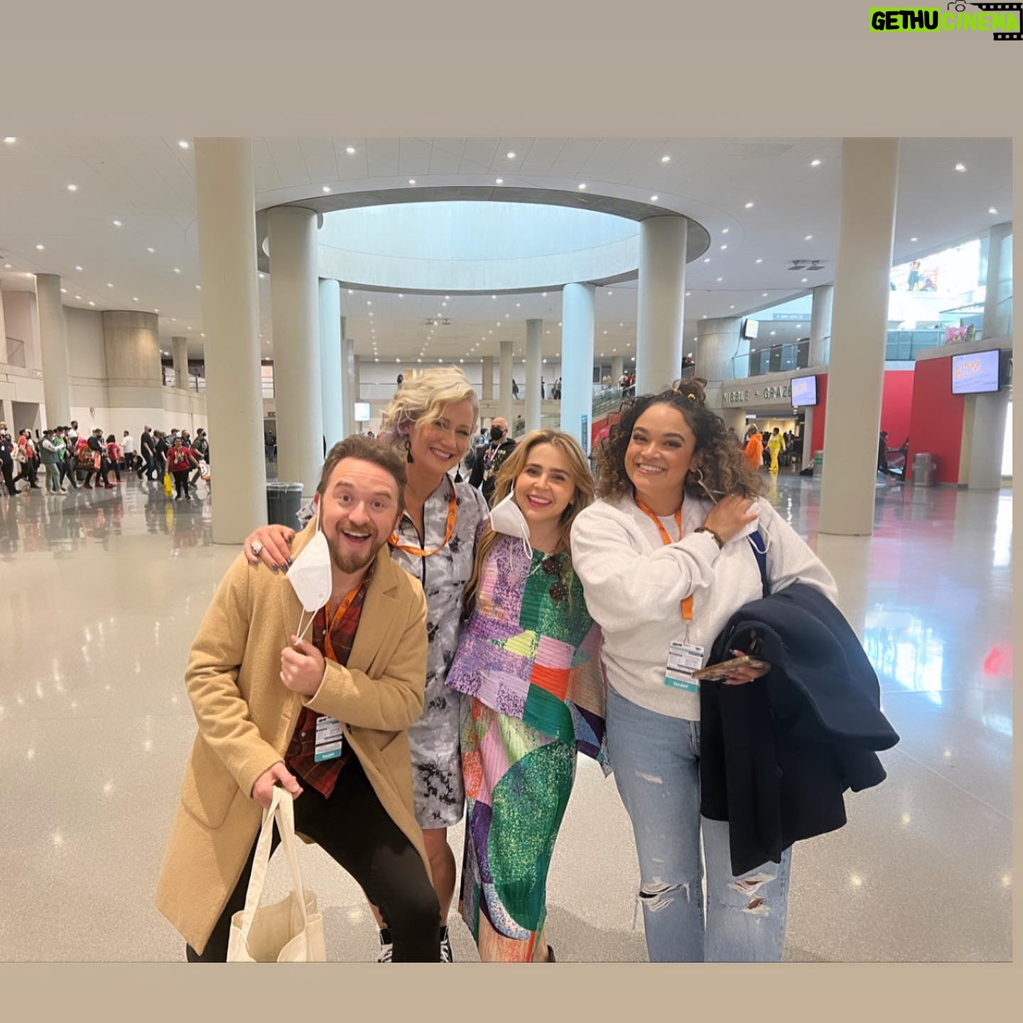 Mae Whitman Instagram - Ooooooooh wowie New York thank you for coming out to Comic Con and for showing us such love :,) we’re gonna miss you guys so much but let’s be real #lumity and the crew will live in our hearts forever WE LOVE YOU 🌈 #theowlhouse #begay #dowitchcraft