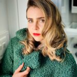 Mae Whitman Instagram - got the Veronica Lake treatment at work today thanks to @juliehewettla and @nickichestnut 💄