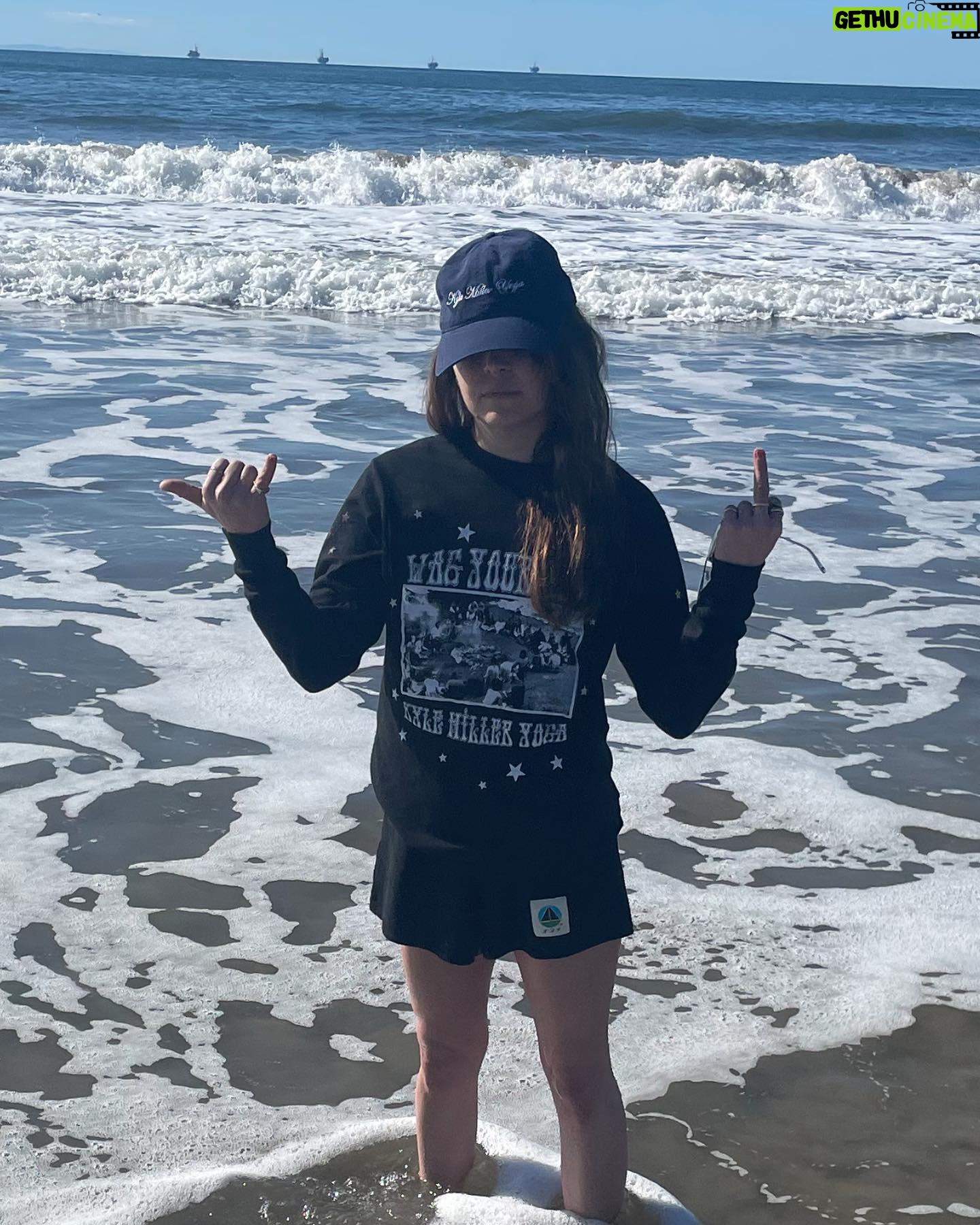 Mae Whitman Instagram - lord no one does it better. everyone’s fave little monster @kylemilleryoga has released yet another drop of incredible merch that I haven’t taken off since It arrived and for some reason I was obsessed with doing the splits in it everywhere I went weeeeee There’s still a few pieces left WALK DONT RUN to kylemilleryoga.com IF YOU TOO WANT TO DO THE SPLITS IN UNLIKELY PLACES