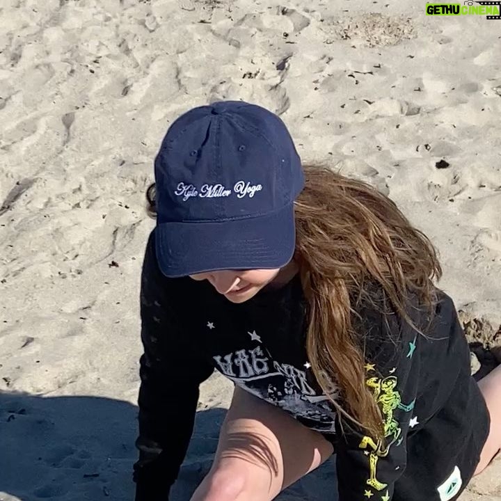 Mae Whitman Instagram - lord no one does it better. everyone’s fave little monster @kylemilleryoga has released yet another drop of incredible merch that I haven’t taken off since It arrived and for some reason I was obsessed with doing the splits in it everywhere I went weeeeee There’s still a few pieces left WALK DONT RUN to kylemilleryoga.com IF YOU TOO WANT TO DO THE SPLITS IN UNLIKELY PLACES