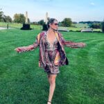 Maggie Civantos Instagram – Días de un poco de todo… de princesa a granjera…
Sunflowers, wedding, farm and lovely people … Somerset, England