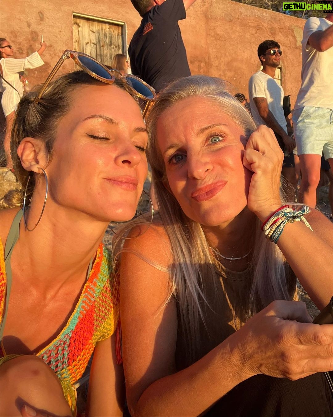 Maggie Civantos Instagram - August & my 🦁 …agradecida a mis bichas!