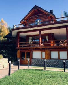 Maggie Civantos Instagram - Primer chapuzón de mi primavera, despidiendo este maravilloso país! Spring has sprung and autumn has come 🌻🌼 The last leg of our journey has been peaceful and beautiful #sanmartindelosandes #patagoniaargentina 🤍🫶🏼 Gracias @may_ariadna por organizar nuestro viaje! 🙏🏻 @rotui_apart_hotel San Martin De Los Andes, Patagonia, Argentina