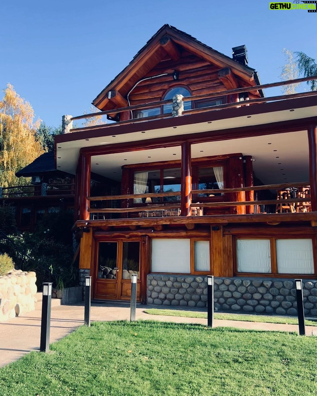 Maggie Civantos - 51.2K Likes - Primer chapuzón de mi primavera, despidiendo este maravilloso país!
Spring has sprung and autumn has come 🌻🌼
The last leg of our journey has been peaceful and beautiful #sanmartindelosandes #patagoniaargentina 🤍🫶🏼
Gracias @may_ariadna por organizar nuestro viaje!
🙏🏻 @rotui_apart_hotel