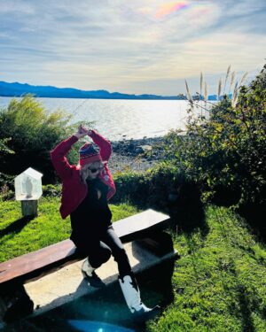 Maggie Civantos Instagram - … #bariloche
☀️ 🐎🍫🌍🤍🇦🇷 entre lagos, caballos y cerveza.

@hotelsoldelnahuel.bariloche 
@may_ariadna 🫶🏼
