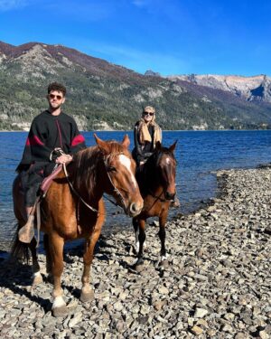 Maggie Civantos Instagram - … #bariloche
☀️ 🐎🍫🌍🤍🇦🇷 entre lagos, caballos y cerveza.

@hotelsoldelnahuel.bariloche 
@may_ariadna 🫶🏼