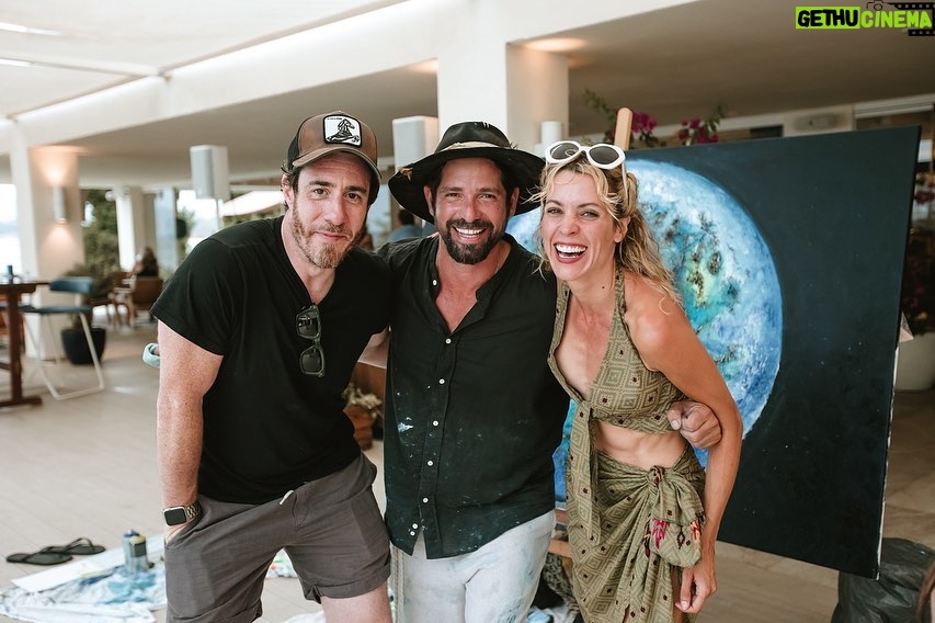 Maggie Civantos Instagram - @harlysbecerra.art Su última Expo llamada Exit’ Muy orgullosa de tu talento para todo lo que te propones. 🍀 @harlysbecerra ❤️ ….last exhibition called ‘Exit' Very proud of his talent for everything he set out to do. 🍀 @harlysbecerra ❤️ and I found lovely people and good friends ❤️ Ibiza, Spain