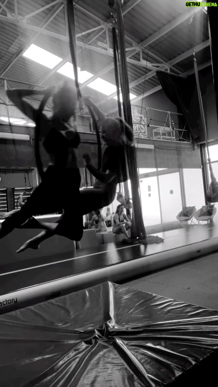 Maggie Civantos Instagram - Facing fears in the hoop…spinning 😫 … keep working on it… Aprendiendo a vencer el miedo a girar… Gracias @laura_yog 🙏🏻❤️