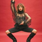 Maggie Civantos Instagram - “La Maggie de 18 años pensaría que la he traicionado, pero estaría muy equivocada”. En plena edad de oro profesional, ahora con la serie ‘La pasión turca’ y el estreno de la película ‘Historias’, la actriz @maggiecivantos comparte con Esquire sus reflexiones sobre el rumbo de su carrera y también celebra su amor por Málaga: ha vuelto a sus orígenes artísticos con la fundación de un espacio creativo único entre los bosques y montañas de Coín. Texto: @goncorlor Fotos: @pablosarabiafoto Estilismo: @alinn_e y @martinatacchini__ Peluquería y maquillaje: @maria.solans (@MeryMakeup) Edición gráfica y producción: @carolalvarezpla Asistente de maquillaje y peluquería: Natalia Carrasco Asistente de fotografía: Sara Guillén Entrevista completa en el link de la bio y en el número de mayo de @esquirees