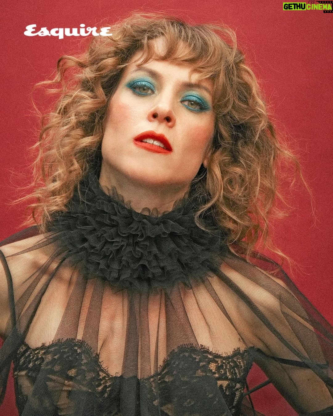 Maggie Civantos Instagram - “La Maggie de 18 años pensaría que la he traicionado, pero estaría muy equivocada”. En plena edad de oro profesional, ahora con la serie ‘La pasión turca’ y el estreno de la película ‘Historias’, la actriz @maggiecivantos comparte con Esquire sus reflexiones sobre el rumbo de su carrera y también celebra su amor por Málaga: ha vuelto a sus orígenes artísticos con la fundación de un espacio creativo único entre los bosques y montañas de Coín. Texto: @goncorlor Fotos: @pablosarabiafoto Estilismo: @alinn_e y @martinatacchini__ Peluquería y maquillaje: @maria.solans (@MeryMakeup) Edición gráfica y producción: @carolalvarezpla Asistente de maquillaje y peluquería: Natalia Carrasco Asistente de fotografía: Sara Guillén Entrevista completa en el link de la bio y en el número de mayo de @esquirees