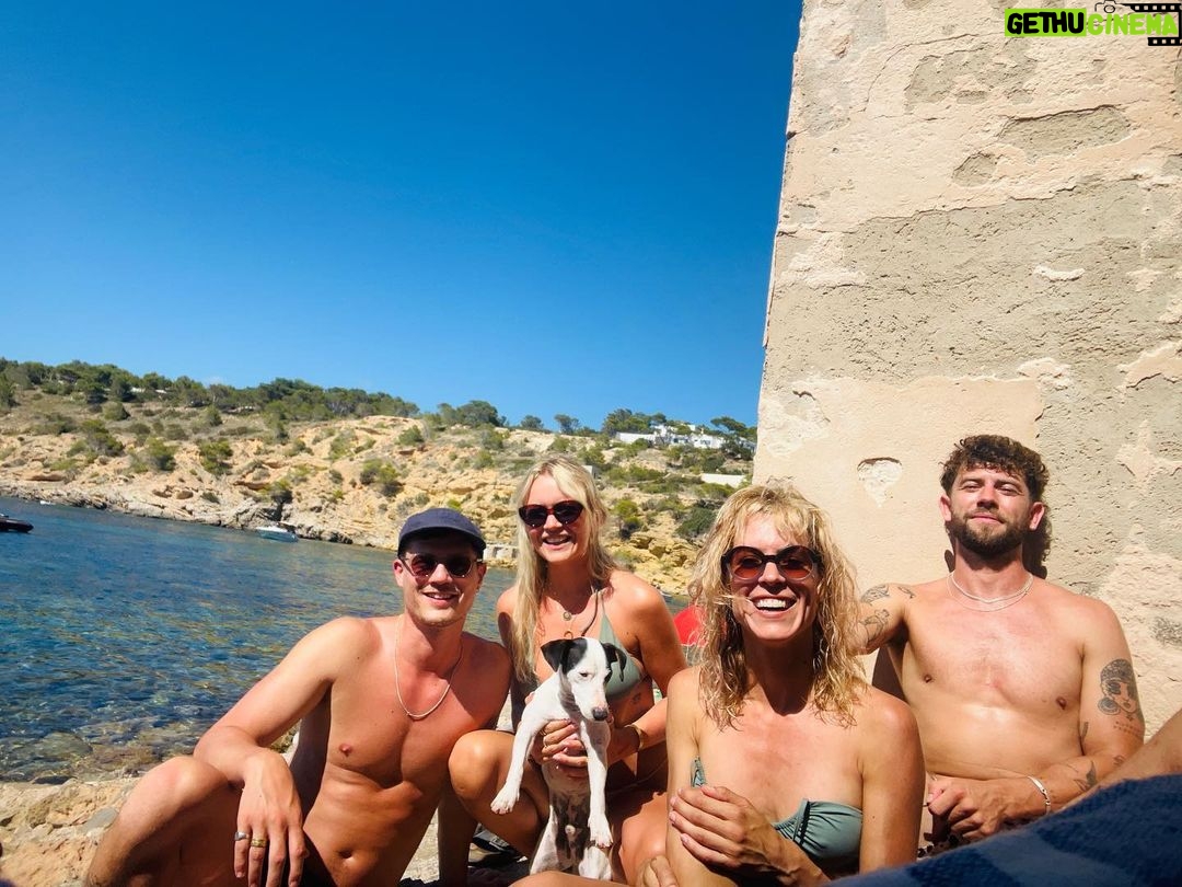 Maggie Civantos Instagram - Que cada amanecer os unáis mas’ … missing the island💛 Ibiza, Spain