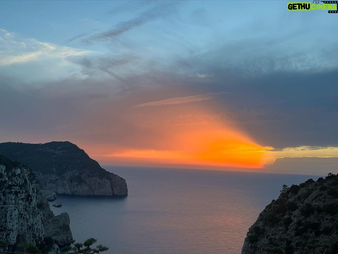 Maggie Civantos Instagram - Que cada amanecer os unáis mas’ … missing the island💛 Ibiza, Spain