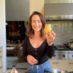 Maggie Q Instagram – Mother Nature knows! Use what is available to keep yourself healthy and feeling great. Try my all-natural cold and flu tonic!
Ingredients:
1/4 cup of apple cider vinegar
1/4 cup of honey (preferably local and raw honey)
1/4 cup of pressed ginger
1 lemon
4-6 slices of ginger root
2 bulbs of garlic