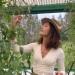 Maggie Q Instagram – I tried hydroponic farming in my greenhouse, and it was a fascinating experiment. Ultimately though, I’m switching back to good old dirt. I feel like the veggies are hardier. Hydroponic is great if you don’t have a lot of space or keep running into pest problems. Any way that you grow your garden is better than not growing anything at all! 🌿