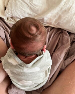 Magui Bravi Instagram - Feliz primer mes bebito! . El amor de mi vida.  Al final viniste vos a enseñarme a mí tantas cosas! 🥹
Sigo sin saber cómo se hace esto. Pero cada día trato de ser mejor para vos. ❤️