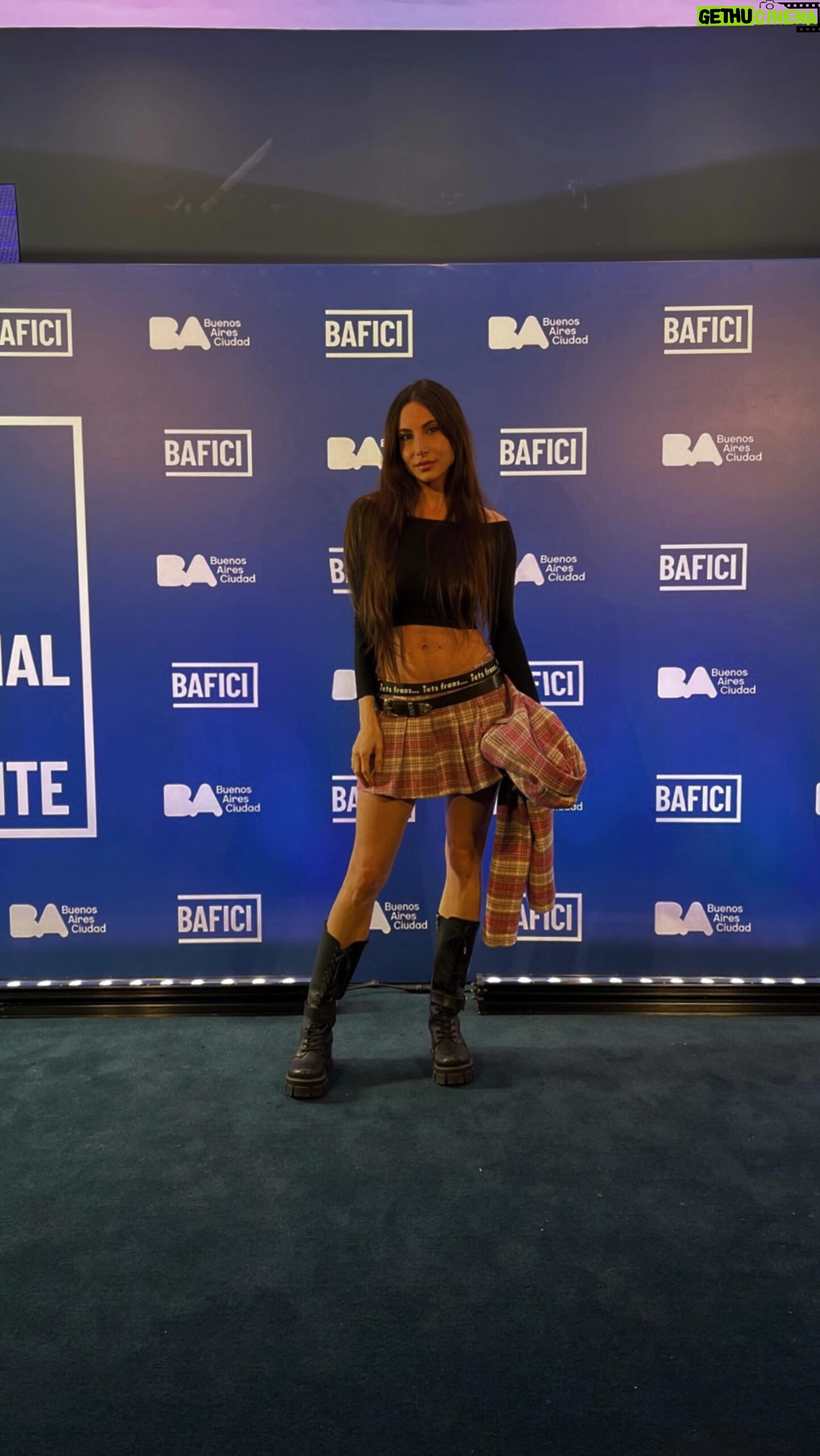 Magui Bravi Instagram - Ayer estrenamos “Sola en el Paraíso” en el #BAFICI Éste documental que sale desde el alma de @justabustos les va a encantar y a emocionar. 🎬 muy pronto en una hermosa plataforma! • En algún momento, mientras filmaba , me di cuenta que también quería producir . Que no siempre iba a estar adelante de la cámara . Y en ese camino vamos. Y gracias a @comunidad.orsai todo está pasando! • Te quie @amidaquintana gracias por estar ! Mi amiga y gran referente como productora ✨ #solaenelparaiso #maguibravi