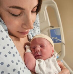 Magui Bravi Instagram - 23/1/2024 te convertiste en el dia favorito de toda mi vida. Bienvenido Galileo ! Un embarazo de alto riesgo y una cesárea de emergencia. Algun día les contaré cómo fue nuestro tercer trimestre. Hoy estamos los dos bien y muy agradecidos. Gracias a mi obstetra @evan_dipi y todo el equipo de @sanatoriolosarcos que nos acompañaron y contuvieron en un dia tan especial @maralestelle8 #GustavoLabordeau. Y también quienes acompañaron y siguieron de cerca a mi gordo todo el camino @ecografiasclavelli @cedearleguizamon La última foto es Impresionante ❤️