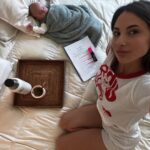 Magui Bravi Instagram - Una mañana feliz … leyendo un nuevo guión 🎬, nueva peli, esta vez una comedia 🫶🏻 y lo leo con la mejor compañía del mundo.