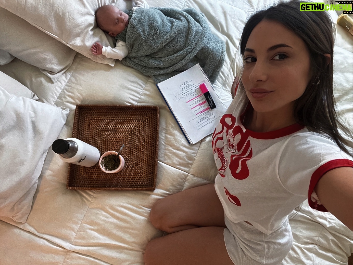 Magui Bravi - 23.7K Likes - Una mañana feliz … leyendo un nuevo guión 🎬, nueva peli, esta vez una comedia 🫶🏻 y lo leo con la mejor compañía del mundo.